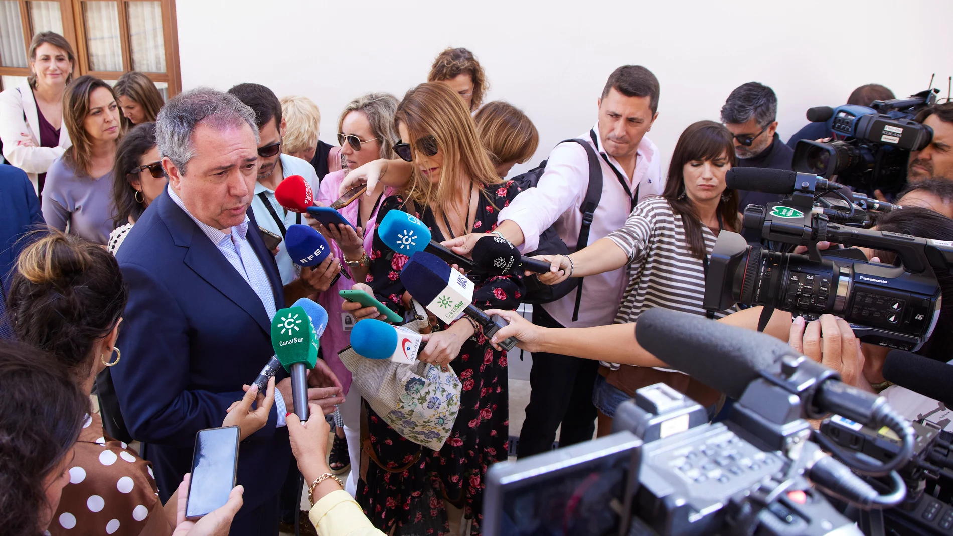 El secretario general del PSOE-A, Juan Espadas, tras la sesión de control al Gobierno en el Parlamento andaluz