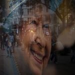 Londinenses pueden ver el retrato de la reina Isabel II reflejado en un escaparate este jueves en Londres