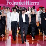 MADRID, 15/09/2022.- Varios modelos desfilan con una creaciones del diseñador Pedro del Hierro, durante la primera jornada de la 76ª edición de la pasarela Mercedes Benz Fashion Week Madrid, este jueves, en el recinto ferial IFEMA. EFE/J.J.Guillén