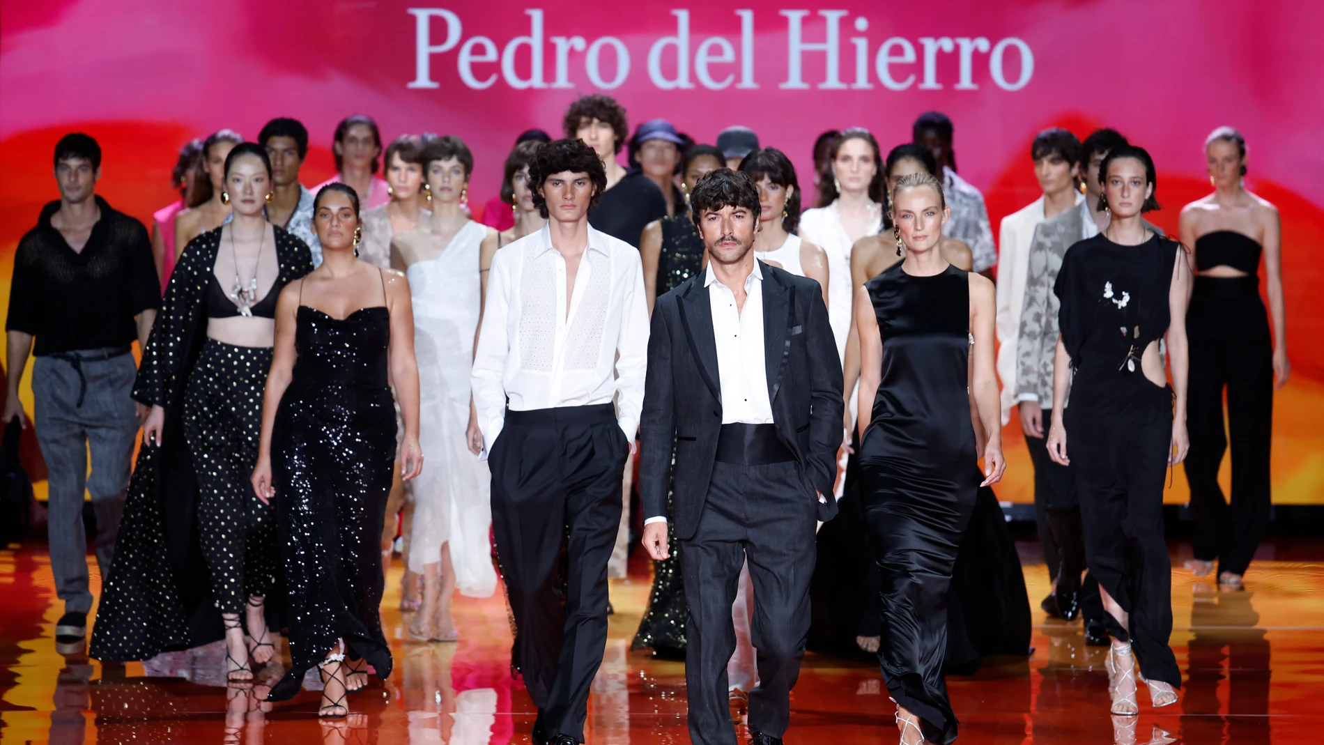 MADRID, 15/09/2022.- Varios modelos desfilan con una creaciones del diseñador Pedro del Hierro, durante la primera jornada de la 76ª edición de la pasarela Mercedes Benz Fashion Week Madrid, este jueves, en el recinto ferial IFEMA. EFE/J.J.Guillén