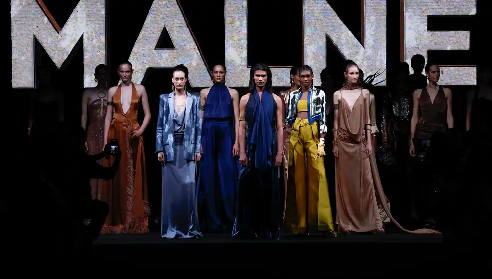 MADRID, 15/09/2022.- Varias modelos posan con creaciones de la firma Malne durante la primera jornada de la 76ª edición de la pasarela Mercedes Benz Fashion Week Madrid, este jueves, en el recinto ferial IFEMA. EFE/J.J.Guillén