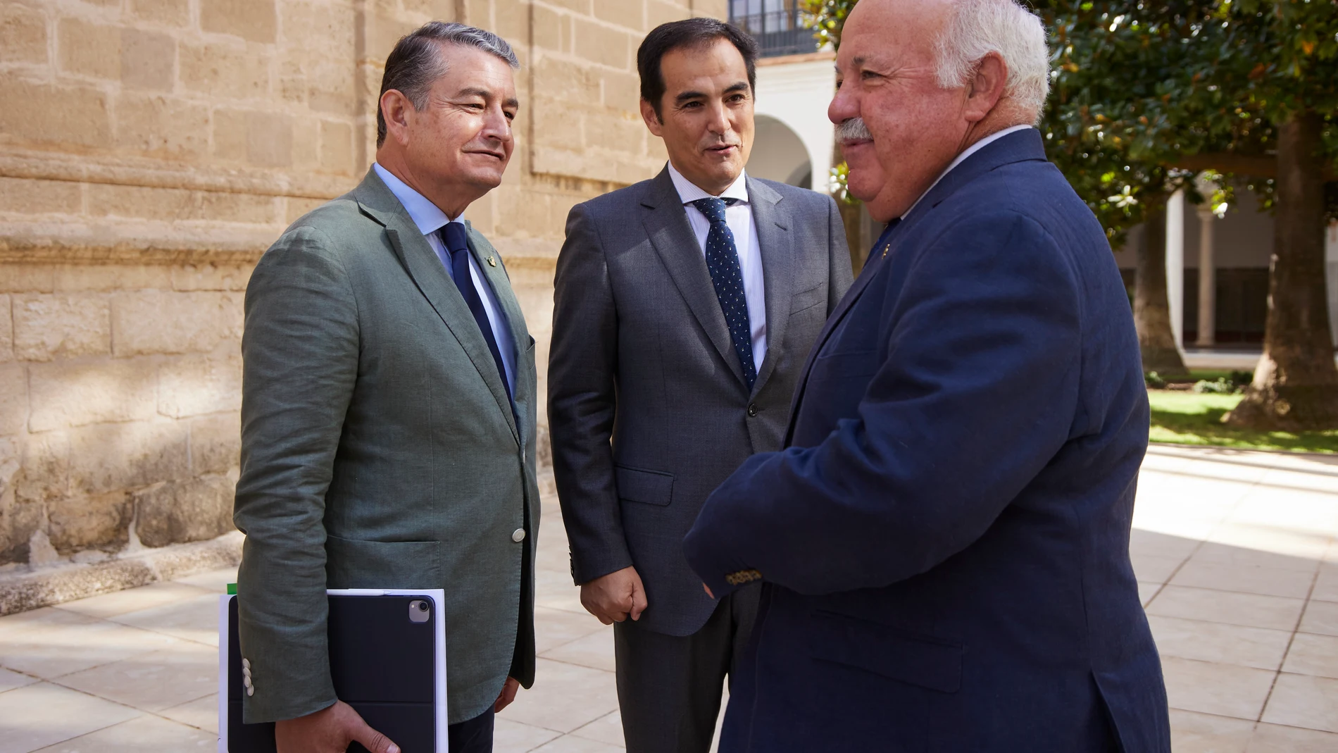 El consejero de Presidencia, Interior y Diálogo Social de la Junta de Andalucía, Antonio Sanz, (i) junto al consejero de Justicia, Administración Local y Función Pública de la Junta de Andalucía, José Antonio Nieto, (2d) y al presidente del Parlamento de Andalucía, Jesús Aguirre