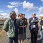 Luis Tudanca visita el Polígono Industrial de La Colilla (Ávila) junto a Jesús Caro, entre otros