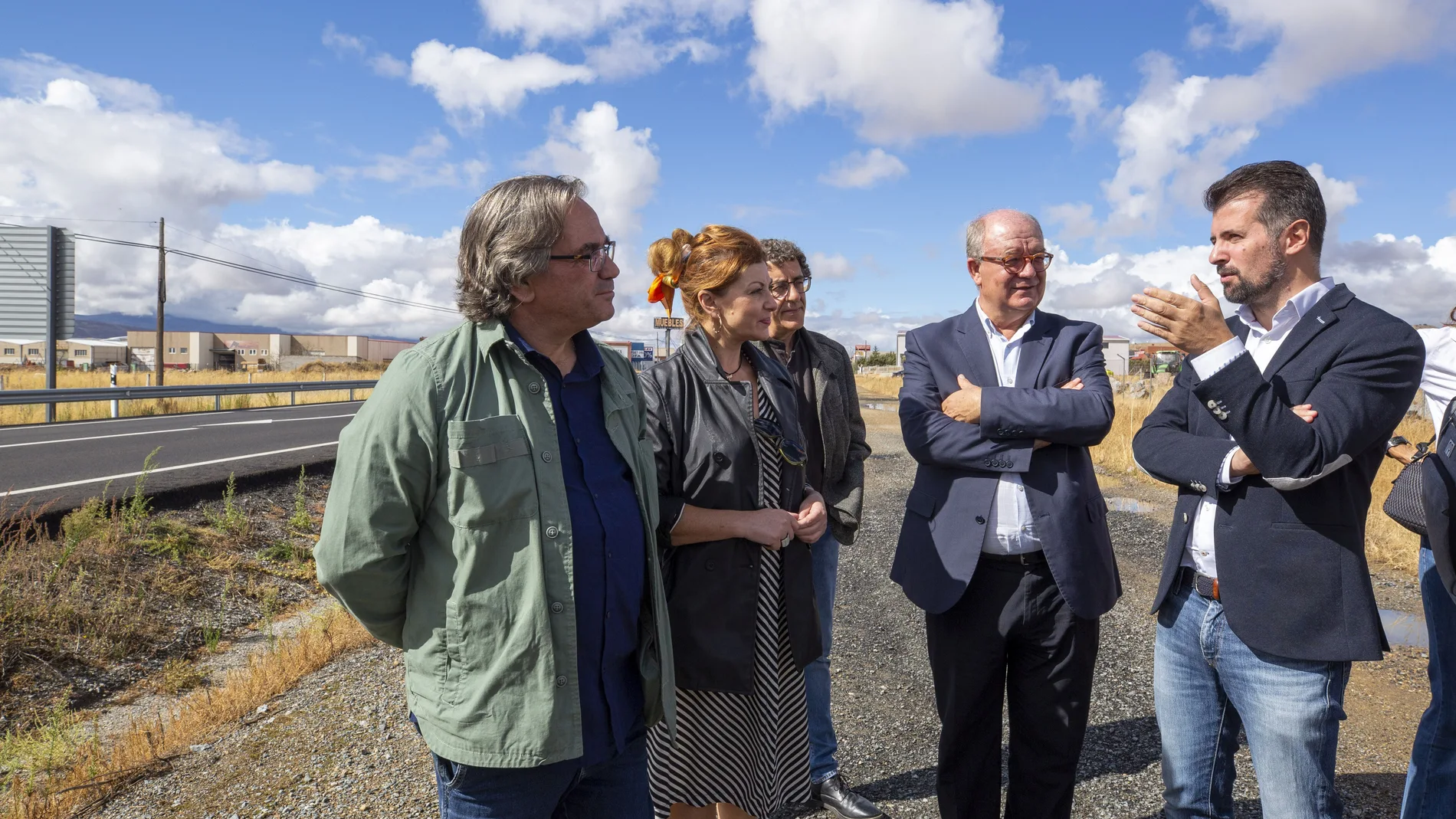 Luis Tudanca visita el Polígono Industrial de La Colilla (Ávila) junto a Jesús Caro, entre otros