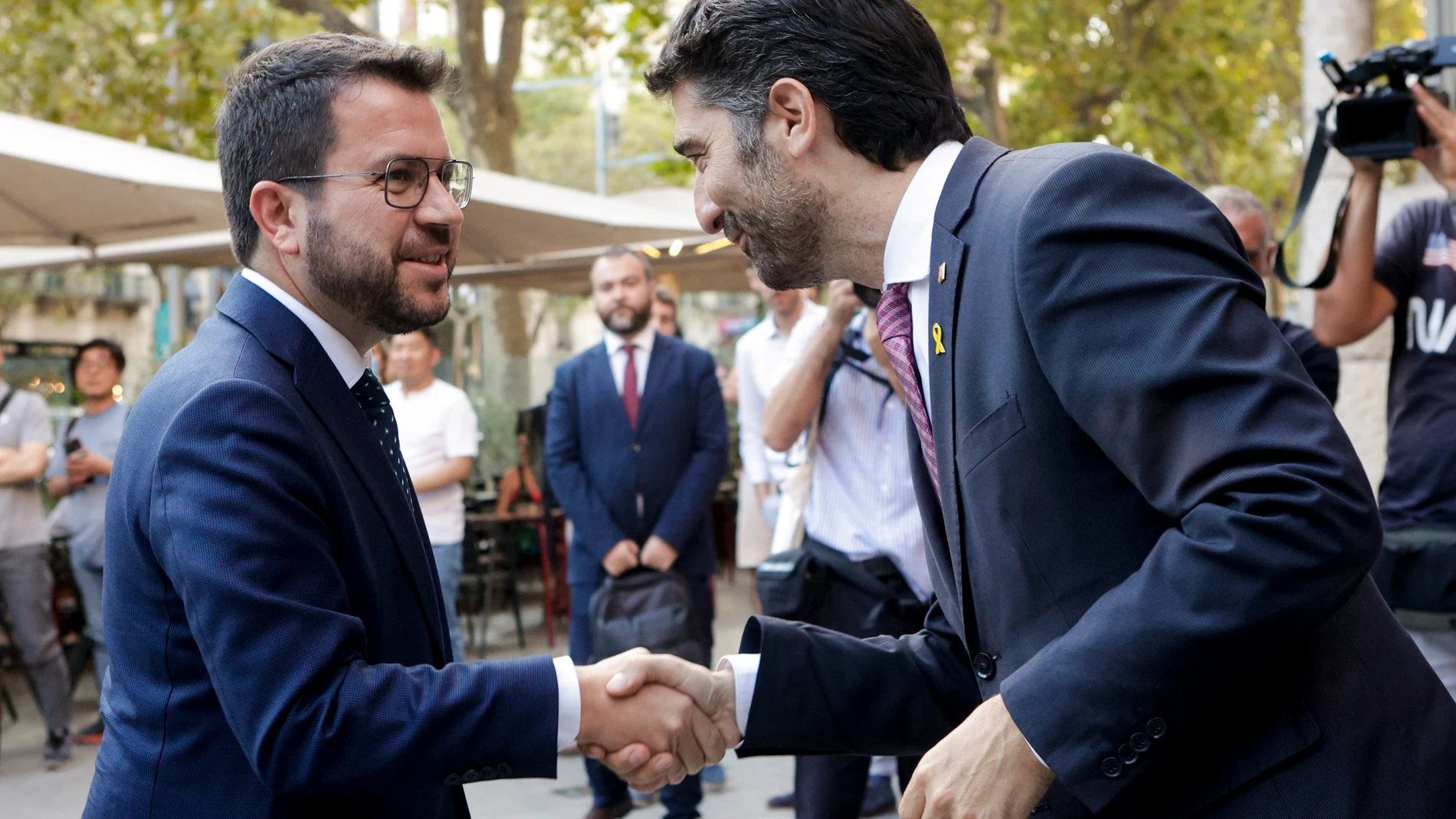 El presidente de la Generalitat, Pere Aragonès, saluda al vicepresidente Jordi Puigneró (Junts) en un acto reciente