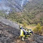 Efectivos del Infoca en la zona del incendio forestal de Los Guájares (Granada)