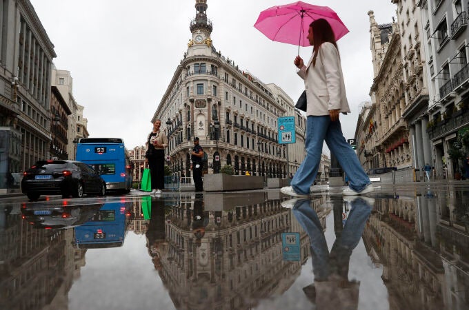 Una mujer cruza la madrileña calle Alcalá el pasado jueves