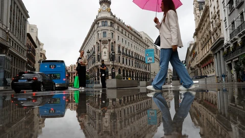 Una mujer cruza la madrileña calle Alcalá el pasado jueves