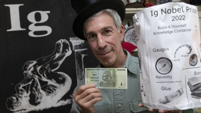 Maestro de ceremonias de los IgNobel, Marc Abrahams (AP Photo/Michael Dwyer)
