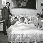 La familia con Cayetano recién nacido. Abril 1963