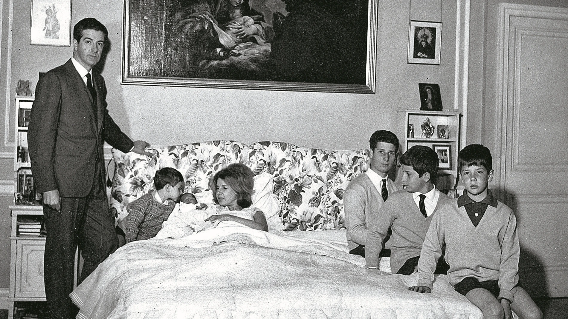 La familia con Cayetano recién nacido. Abril 1963