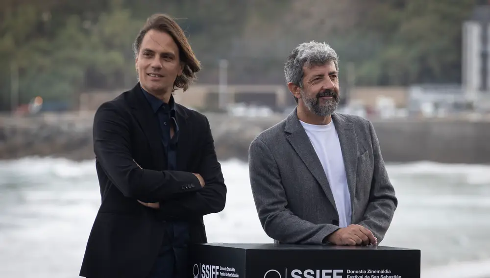 Alberto Rodríguez y el guionista Rafael Cobos han presentado este viernes en el festival de cine de San Sebastián &quot;Modelo 77&quot;