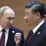 Vladimir Putin habla con el presidente chino Xi Jinping en Samarkanda, Uzbekistan