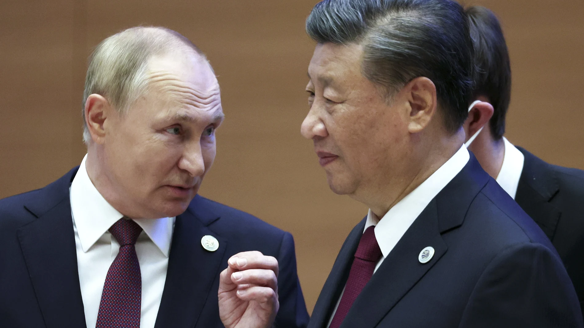 Vladimir Putin habla con el presidente chino Xi Jinping  en Samarkanda, Uzbekistan