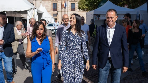 (I-D) La coordinadora de Ciudadanos en Castilla y León, Gemma Villarroel; la presidenta de Ciudadanos, Inés Arrimadas y el presidente de la Diputación de Zamora, Francisco José Requejo, visitan la Feria Internacional de Queso Fromago