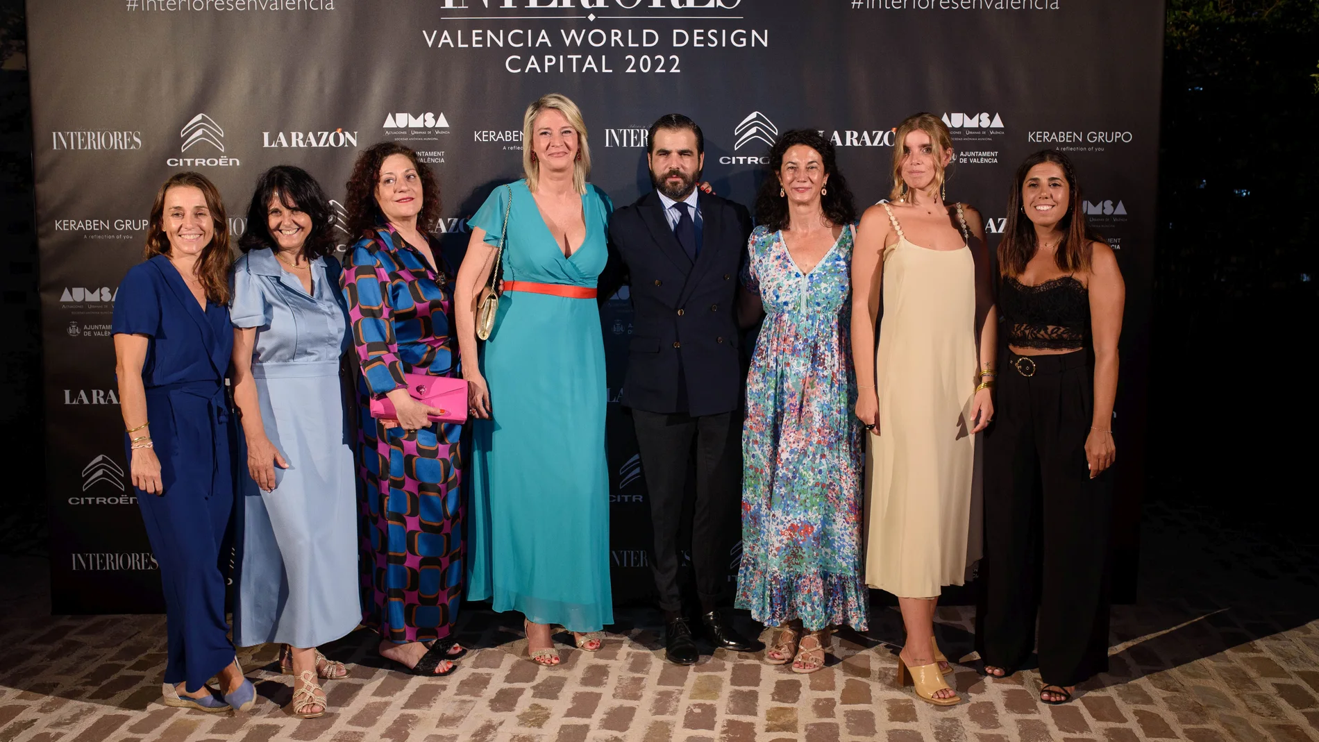 En la imagen superior, la presidenta del grupo Prisma, Laura Falcó, junto a todo el equipo de la revista Interiores