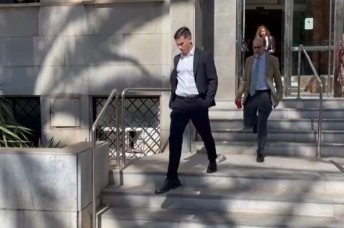 Santi Mina sale de la Audiencia de Almería tras comparecer por sorpresa en persona ante el tribunal. EUROPA PRESS