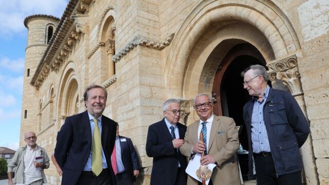 El consejero de Cultura, Turismo y Deporte, Gonzalo Santonja; junto al presidente de FECITCAL, Francisco Gallego; y al alcalde de Fromista, Fernando Díaz, inaugura el Día del Turismo de Castilla y León