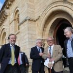 El consejero de Cultura, Turismo y Deporte, Gonzalo Santonja; junto al presidente de FECITCAL, Francisco Gallego; y al alcalde de Fromista, Fernando Díaz, inaugura el Día del Turismo de Castilla y León