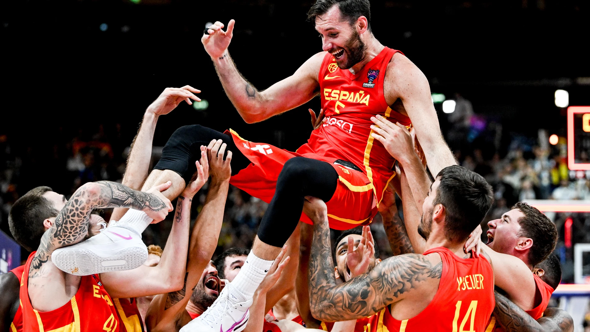 Rudy celebra con sus compañeros la victoria ante Alemania