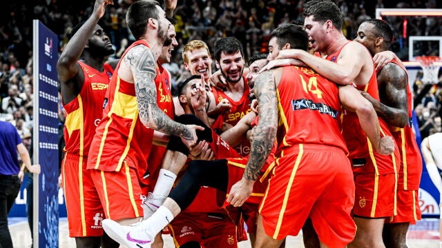 Los jugadores celebran su paso a la final del torneo