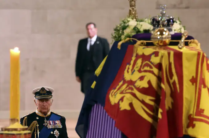Directo: Carlos III y sus tres hermanos velan el féretro de Isabel II en Westminster
