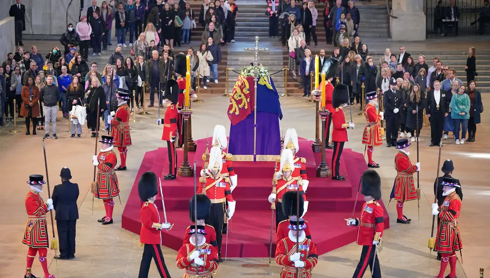 Cambio de guardia de los soldados que custodian el féretro de Isabel II