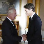 El Rey Carlos III saluda al primer ministro de Canadá, Justin Trudeau