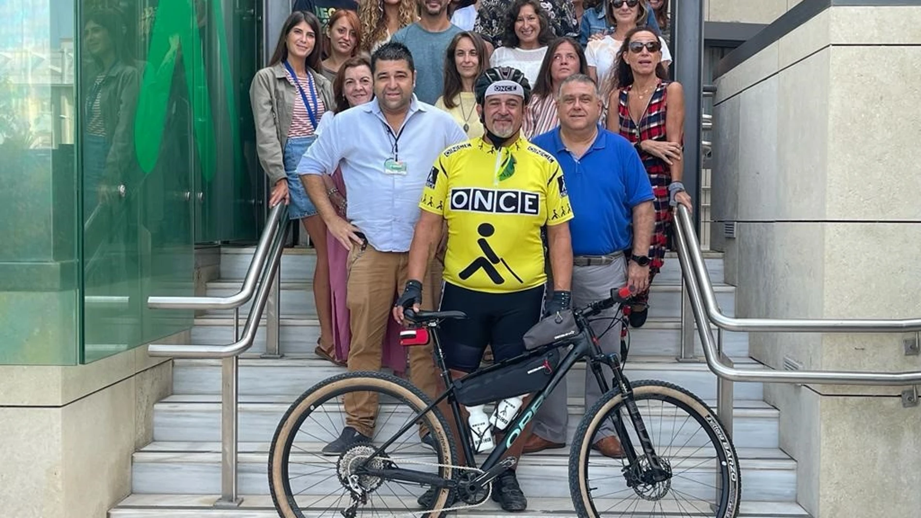 Sergio Cámara Madrid junto a compañeros de la ONCE en Cádiz. SERGIO CÁMARA MADRID