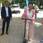 La delegada del Gobierno en Castilla y León, Virginia Barcones, prueba un patinete eléctrico durante la jornada de movilidad celebrada en Soria