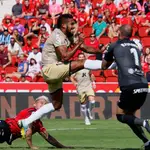 El portero serbio del Real Mallorca Predrag Rajkovic, y el delantero brasileño del Almería Dyego Sousa. EFE/ Cati Cladera