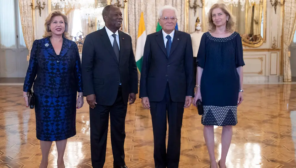 El presidente de Italia (Sergio Mattarella) y el presidente de Costa de Marfil (Alassane Ouattaray) posan junto a sus esposas en Roma.