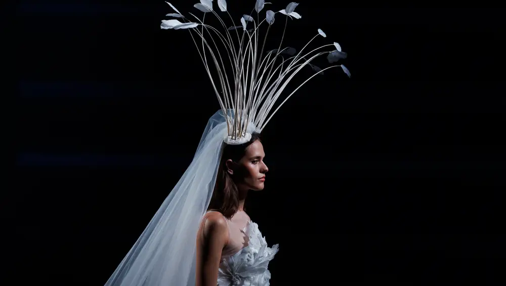 Una modelo muestra una creación de la colección primavera-verano 2023 del diseñador Claro Couture, durante la 76ª edición de la pasarela Mercedes Benz Fashion Week Madrid, este sábado en Madrid.