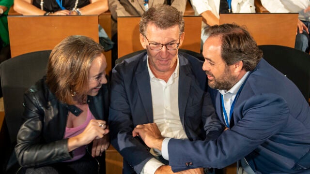 TOLEDO, 17/09/2022.- El presidente del Partido Popular, Alberto Núñez Feijóo, junto a la portavoz del partido en el Congreso, Cuca Gamarra, y el presidente de la formación en Castilla-La Mancha, Paco Núñez, la primera jornada de la 25 reunión Interparlamentaria del PP que pretende sentar las bases del programa del partido, este sábado en Toledo. EFE/Ismael Herrero