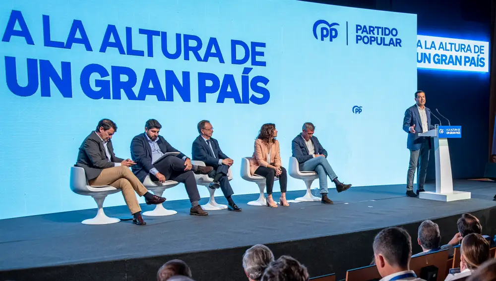 El presidente de Andalucía, Juanma Moreno, durante su intervención en la primera jornada de la 25 reunión Interparlamentaria del PP que pretende sentar las bases del programa del partido, este sábado en Toledo. EFE/Ismael Herrero
