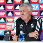 El entrenador del Real Madrid, Carlo Ancelotti, durante la rueda de prensa ofrecida al término del entrenamiento realizado este sábado en la Ciudad Deportiva de Valdebebas, en Madrid. EFE/Rodrigo Jiménez