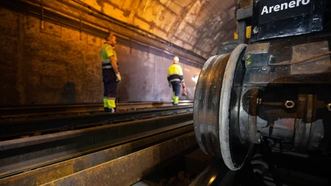 Metro de Madrid, estación de Sainz de Baranda. Reportaje del mantenimiento nocturno del Metro, interviniendo en el cambio de las vías desgastadas.