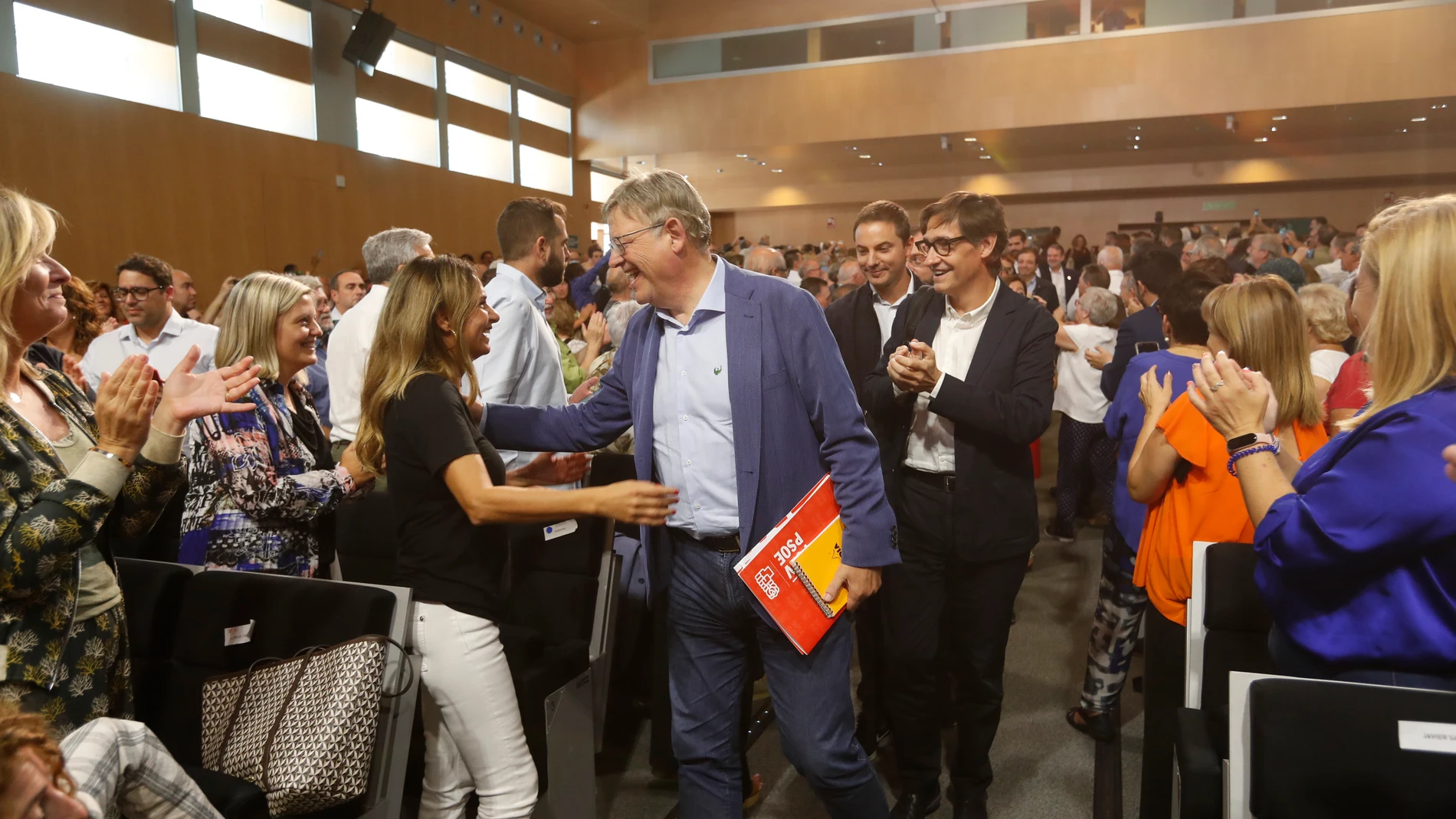 El presidente valenciano, Ximo Puig (c), el lider del PSC Salvador Illa y el responsable de los Socialistas en Madrid Juan Lobato (c, detrás) a su llegada a la reunión del Consejo Político Federal del PSOE, este sábado, en Zaragoza.