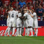 Los jugadores del Real Madrid celebran el tanto de Rodrygo