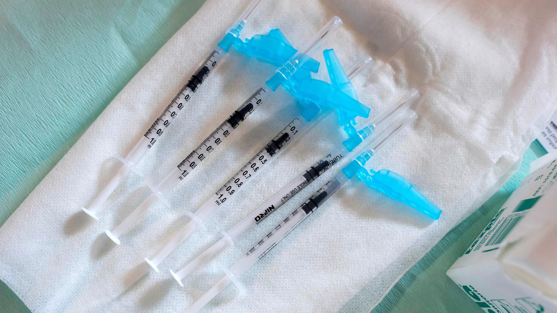 Vista de varias jeringuillas antes de su uso para inocular la vacuna durante el comienzo de la vacunación contra la covid-19.
