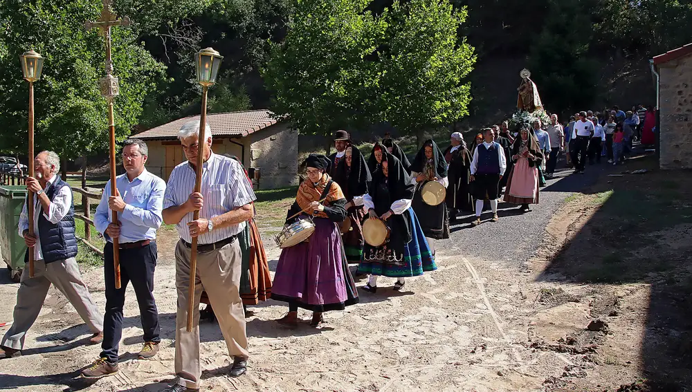 Procesión con la imagen de Nuestra Señora de Manzaneda