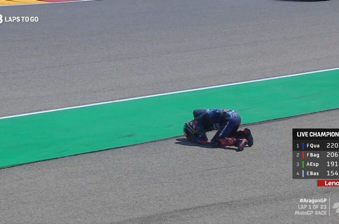 Quartararo, dolorido en el suelo tras su caída con Márquez Quartararo, dolorido en el suelo tras su caída con Márquez