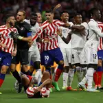 Lío en el Atlético - Real Madrid, en el que Mario Hermoso terminó expulsado