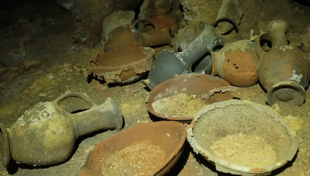 En la cueva se han hallado vasijas de cerámica y armas de bronce