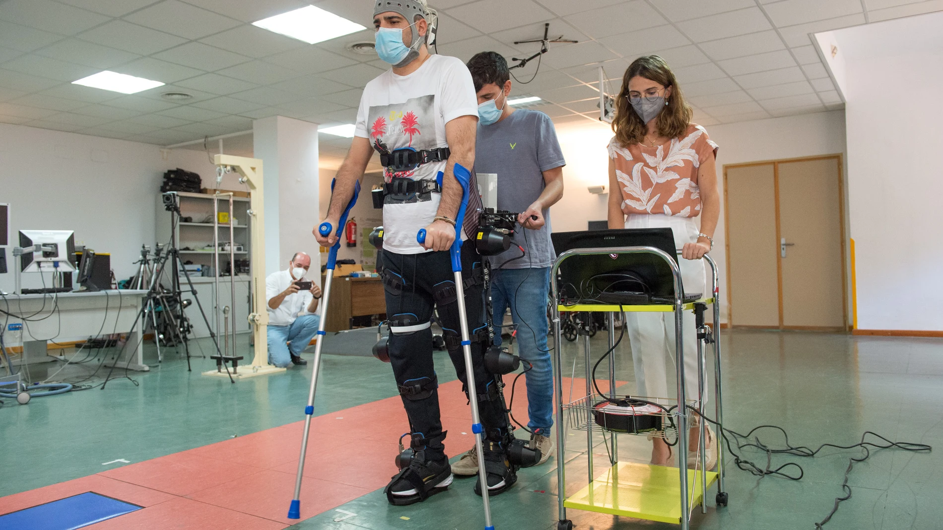 José Manuel Núñez, paciente del Hospital Nacional de Parapléjicos de Toledo con el exoesqueleto