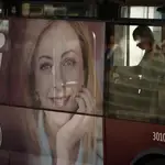 El cartel electoral de la líder de Hermanos de Italia, Giorgia Meloni, en un autobús de Roma