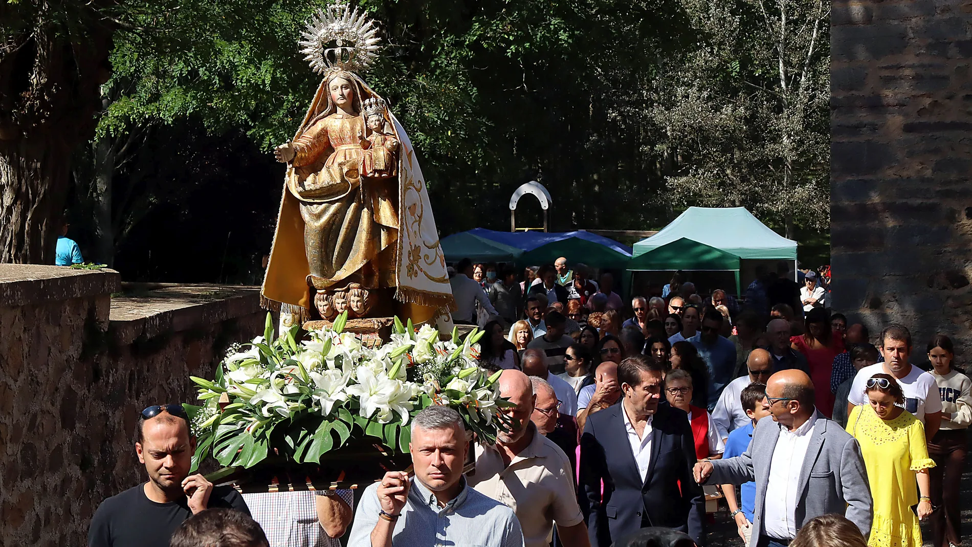 El consejero de Medio Ambiente, Vivienda y Ordenación del Territorio, Juan Carlos Suárez-Quiñones, visita la ermita de Nuestra Señora de Manzaneda, restaurada por la Junta