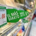 Precios de alimentos en el lineal de un supermercado