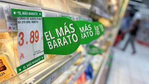 Precios de alimentos en el lineal de un supermercado