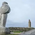 Estatua de Breogán, el mítico rey celta de Galicia y padre mitológico de la nación gallega; al fondo, la Torre de Hércules en La Coruña